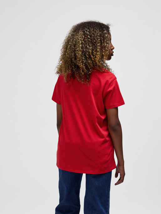 hmlGO 2.0 LOGO T-SHIRT S/S KIDS, TRUE RED, model