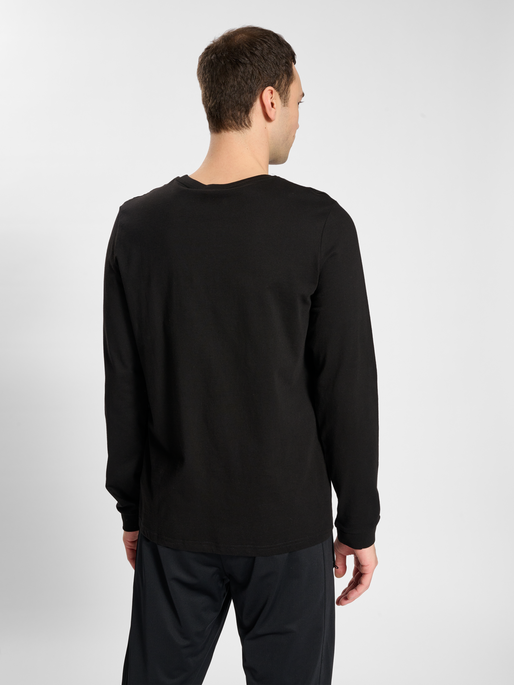 hmlBOOSTER T-SHIRT LS, BLACK, model