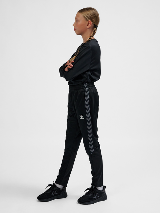 hmlAUTHENTIC TRAINING PANTS KIDS, BLACK, model