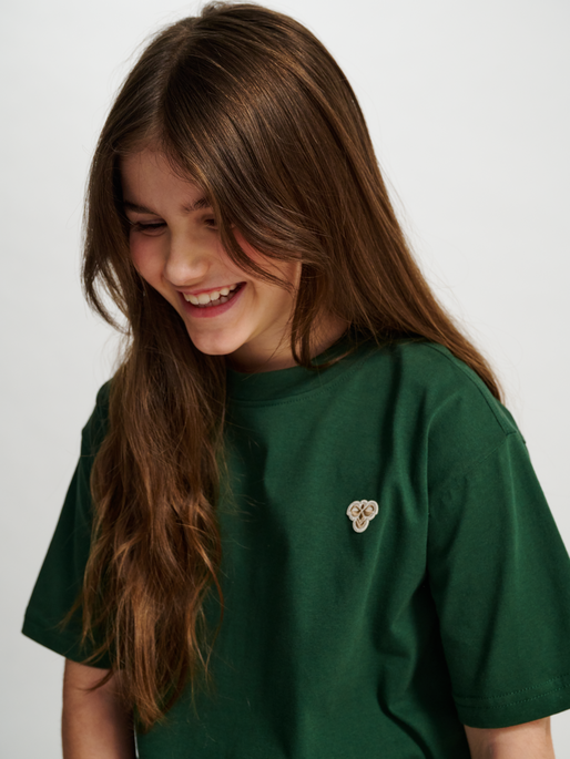 hmlJR LOOSE T-SHIRT S/S BEE, DARK GREEN, model