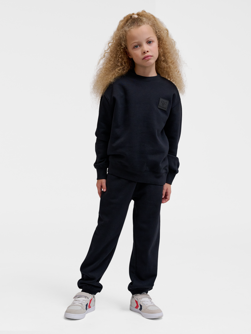 hmlCLEAN SWEATSHIRT, BLACK, model