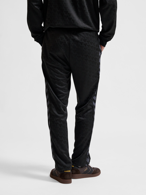 hmlARCHIVE REGULAR POLY PANTS AOP, BLACK/EBONY, model