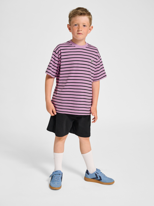 hmlJR LOOSE STRIPED T-SHIRT S/S BEE, SMOKY GRAPE, model