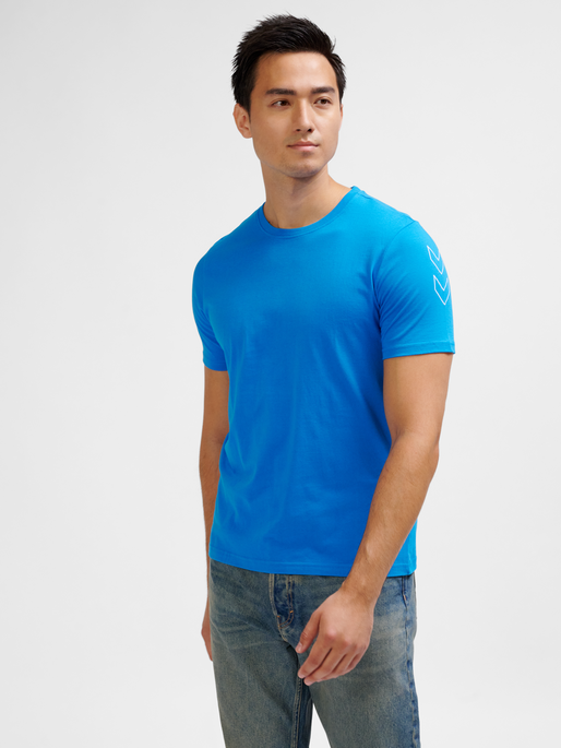 hmlELEMENTAL CHEVRON COTTON TEE, INDIGO BUNTING, model