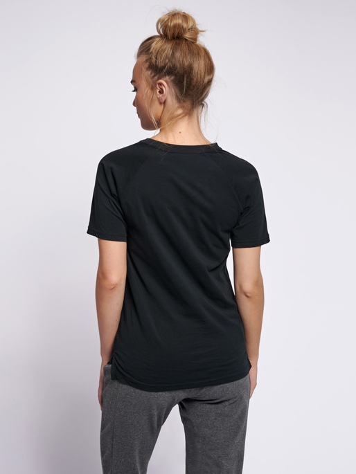 hmlZENIA T-SHIRT S/S, BLACK, model