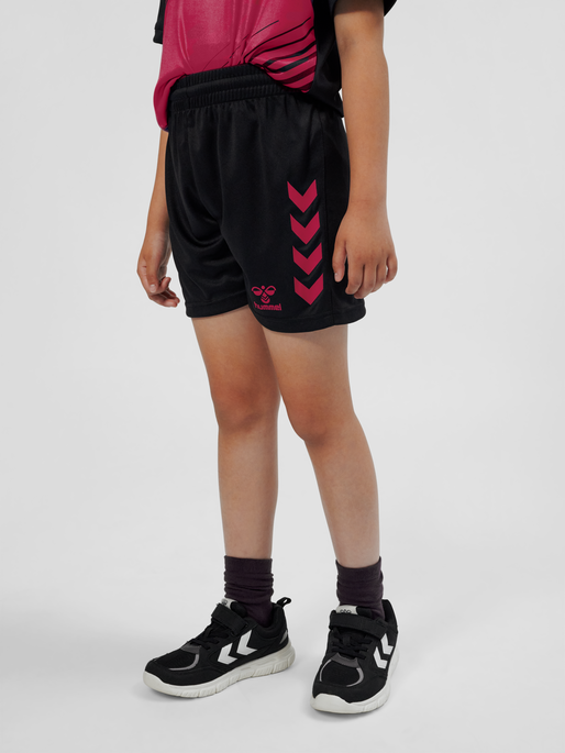 hmlGRAPHIC UNIVERSE SHORTS KIDS, BLACK, model
