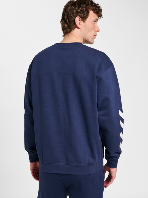 hmlCHEVRON ATHLETIC SWEATSHIRT, DRESS BLUES, model