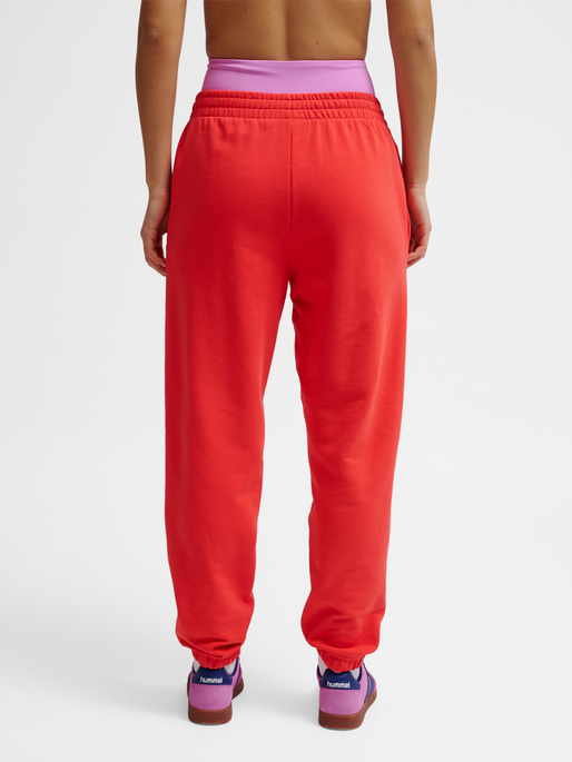 hmlPULSE W SWEAT PANTS, HIBISCUS, model
