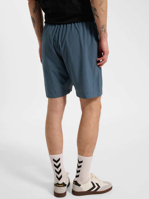 DBU 26 TRAVEL WOVEN SHORTS, STARGAZER, model