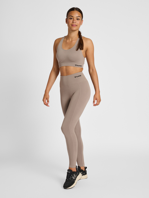 hmlTIF SEAMLESS SPORTS TOP, DRIFTWOOD, model
