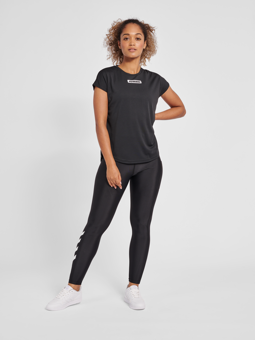 hmlTE TOLA LOOSE T-SHIRT, BLACK, model