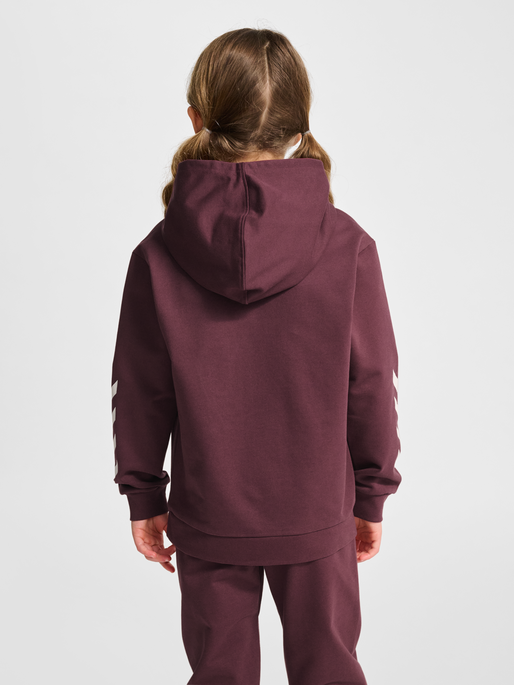 hmlJR LOGO HOODIE, VINEYARD WINE, model