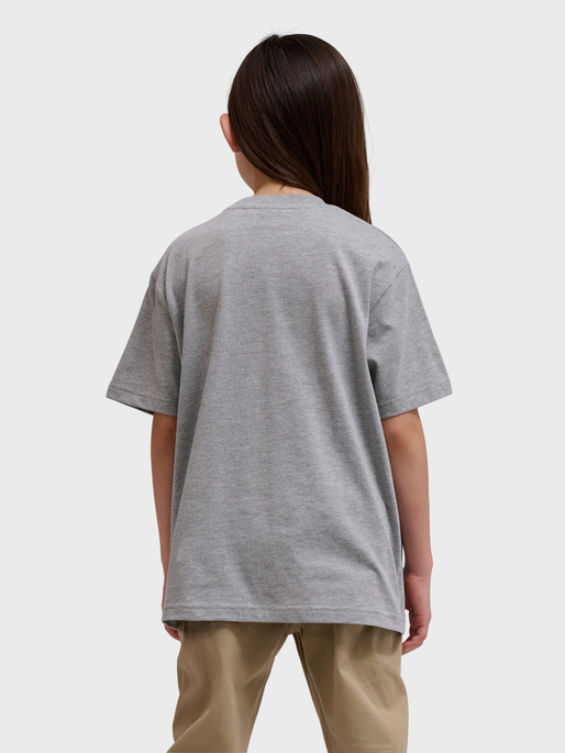 hmlCLEAN T-SHIRT S/S, GREY MELANGE, model