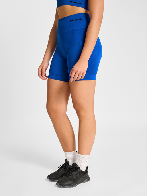 hmlTIF SEAMLESS SHORTS, SURF THE WEB, model