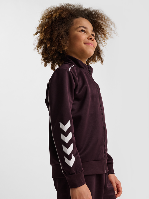 hmlJR TRACKSUIT, FUDGE, model
