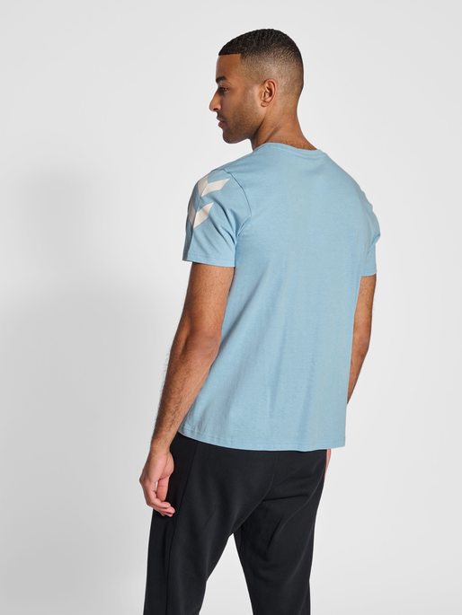 hmlLEGACY CHEVRON T-SHIRT, PLACID BLUE, model