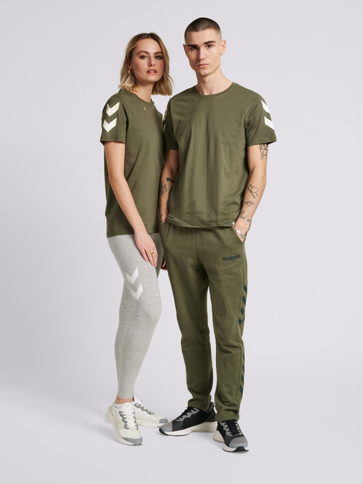 hmlLEGACY CHEVRON T-SHIRT, BEETLE, model