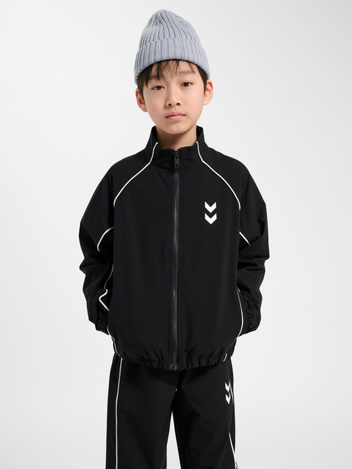 hmlJR STREET TRACKSUIT JACKET, BLACK BEAUTY, model