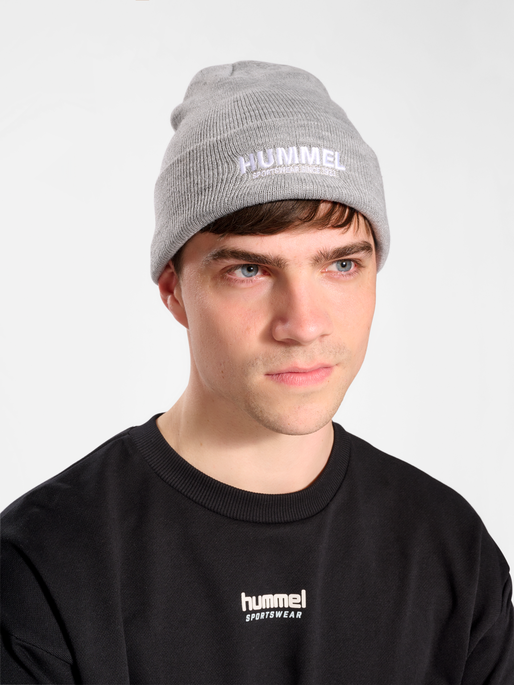 hmlLEGACY CORE BEANIE, GREY MELANGE, model