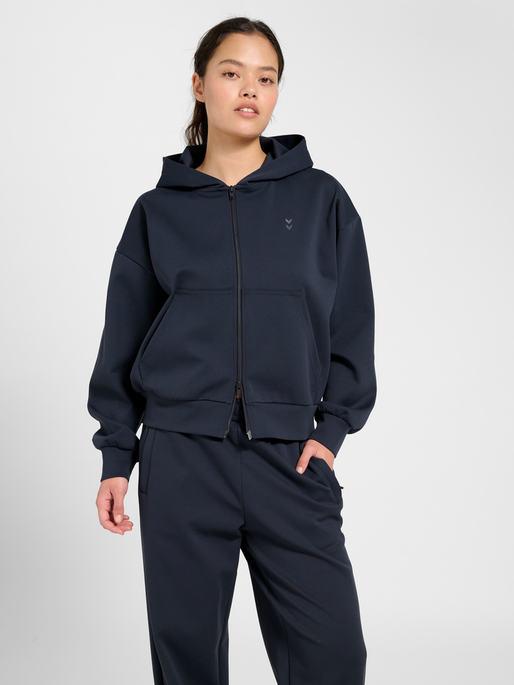hmlDEFENDER W ZIP HOODIE, EBONY, model