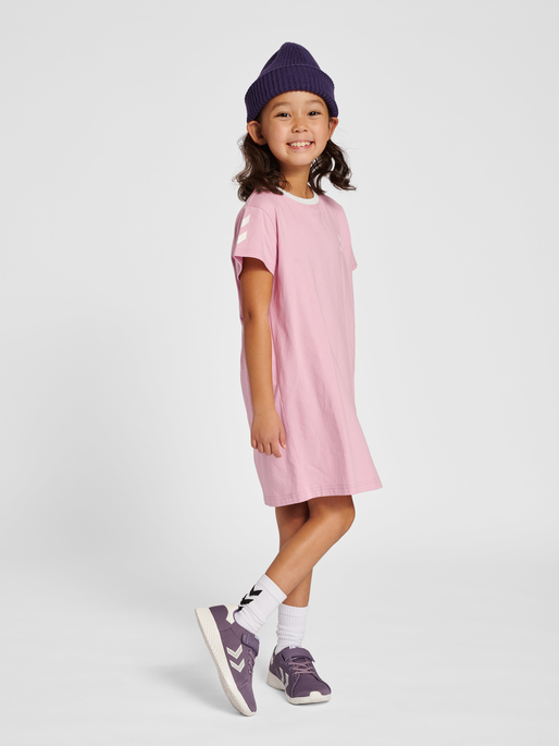 hmlMILLE T-SHIRT DRESS S/S, ZEPHYR, model