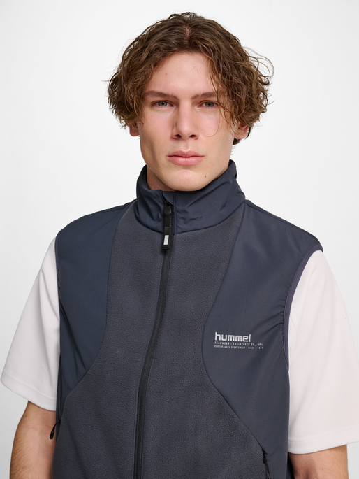 hmlHYBRID FLEECE VEST, EBONY, model