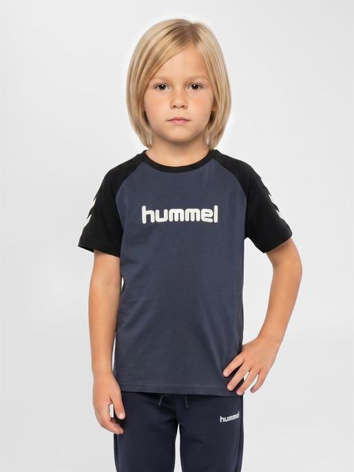 hmlJR LOGO T-SHIRT S/S, OMBRE BLUE, model