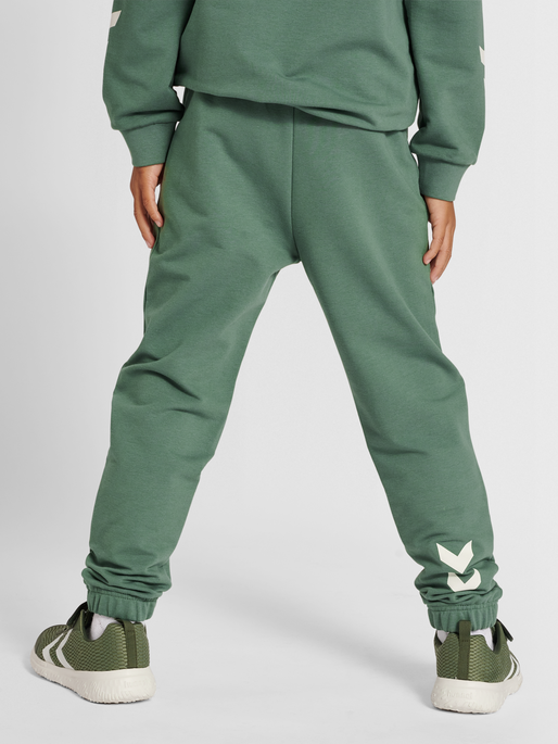 hmlVENTI TRACKSUIT, LAUREL WREATH, model