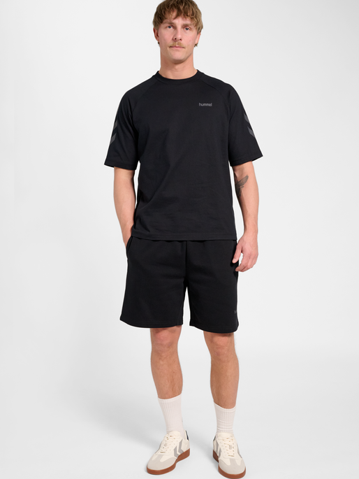 hmlKEEPER CHEVRON T-SHIRT S/S, BLACK, model