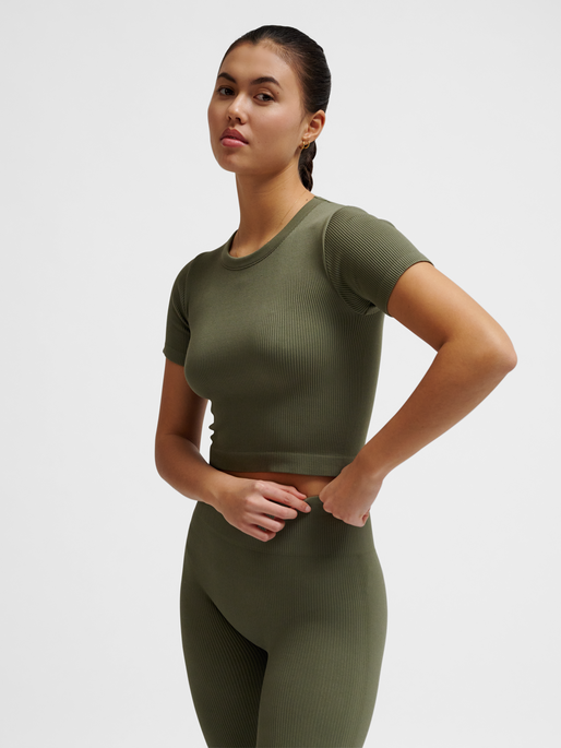 hmlPULSE SEAMLESS RIB W T-SHIRT S/S, DUSTY OLIVE, model