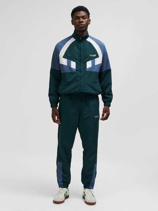 hmlTRACKSUIT PANTS SPORTSWEAR, PONDEROSA PINE, model