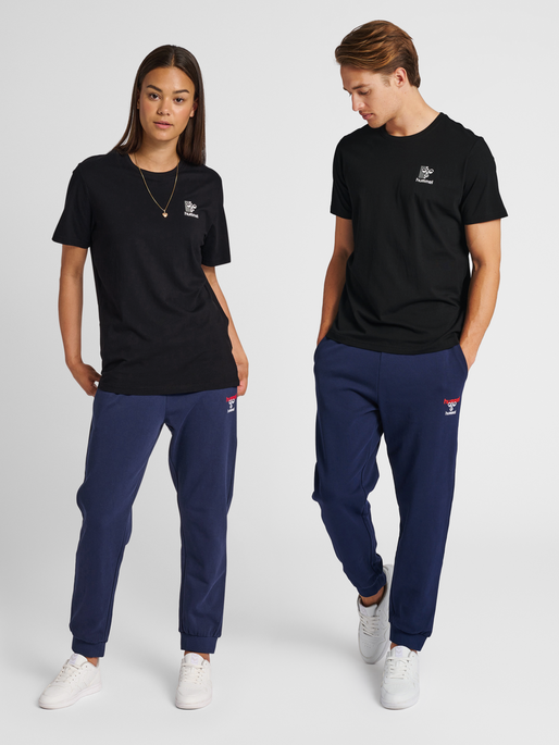 hmlIC MARTY T-SHIRT, 2001, model