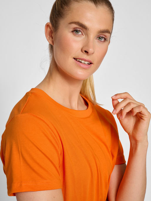 hmlRED HEAVY T-SHIRT S/S WOMAN, ORANGE TIGER, model