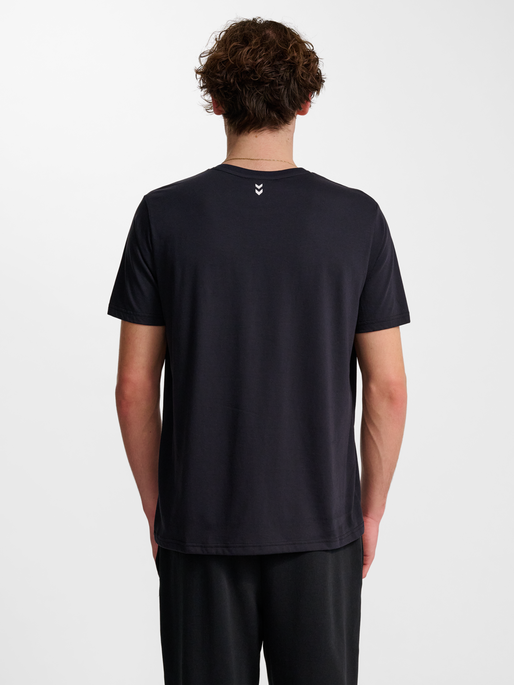 hmlPULSE GRAPHIC T-SHIRT S/S, BLACK, model