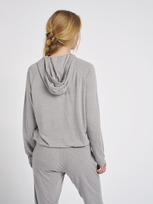 hmlZANDRA HOODIE, 2006, model