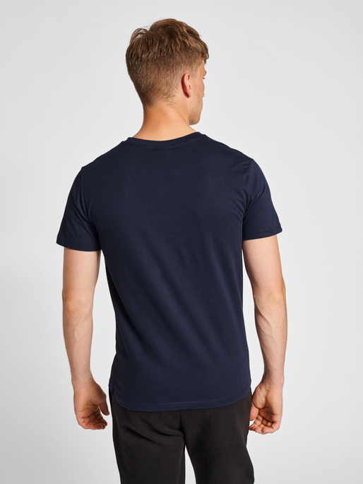 hmlRED BASIC T-SHIRT S/S, MARINE, model