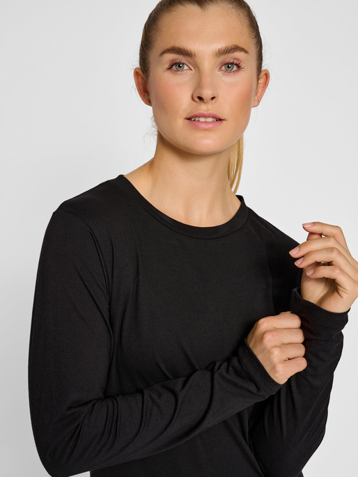 hmlRED BASIC T-SHIRT L/S WOMAN, BLACK, model