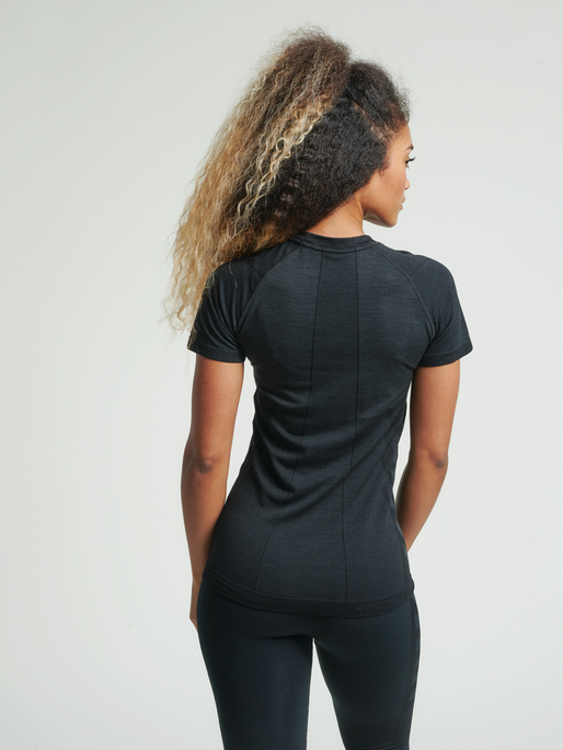 hmlCLEA SEAMLESS T-SHIRT, BLACK MELANGE, model