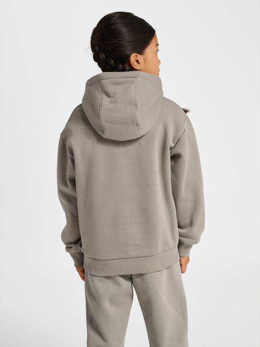 hmlJR LOOSE HOODIE BEE, ROCK RIDGE, model