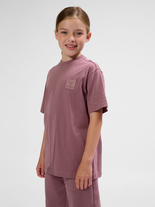 hmlCLEAN T-SHIRT S/S, ROSE TAUPE, model