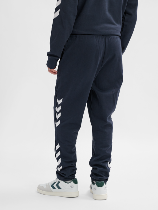 hmlLEGACY TAPERED PANTS, BLUE NIGHTS, model