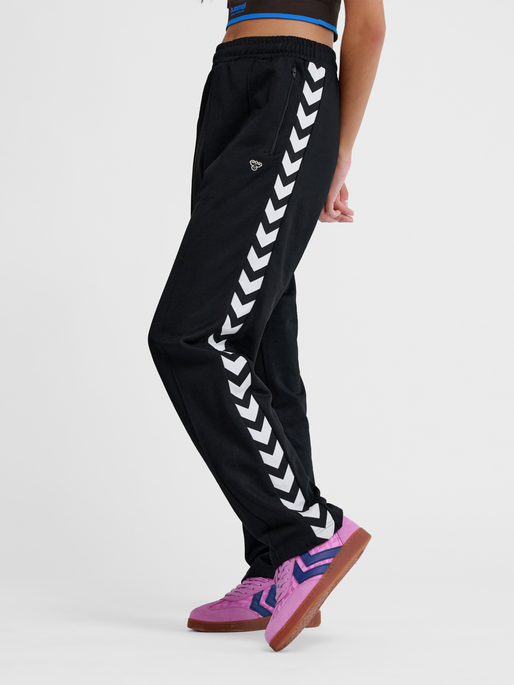 hmlARCHIVE REGULAR POLY PANTS, BLACK, model