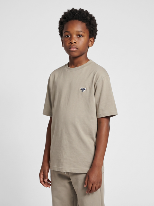hmlJR LOOSE T-SHIRT S/S BEE, VINTAGE KHAKI, model