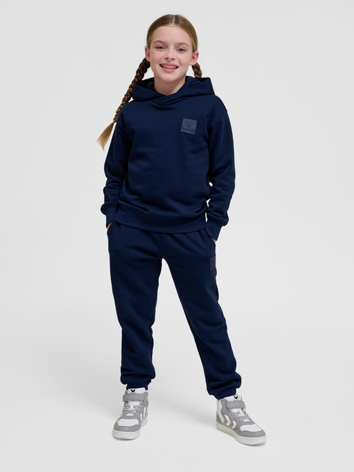 hmlCLEAN HOODIE, BLACK IRIS, model