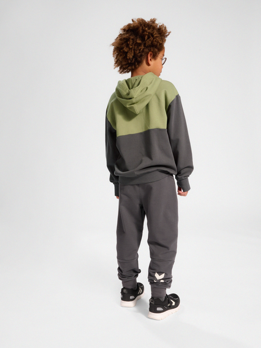 hmlMORTEN HOODIE, 7400, model