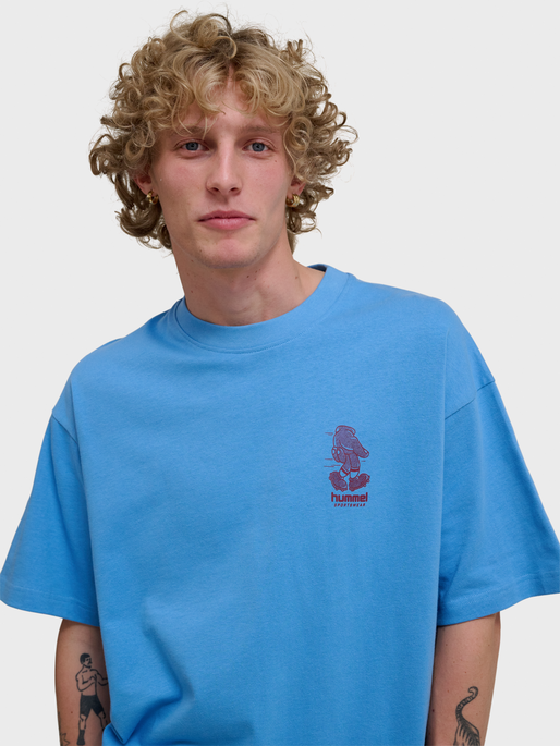 hmlLOOSE T-SHIRT S/S BEES STADIUM, LICHEN BLUE, model