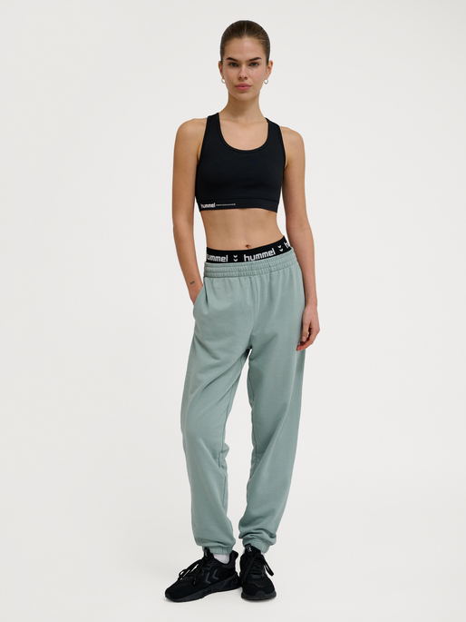 hmlPULSE W SWEAT PANTS, CHINOIS GREEN, model