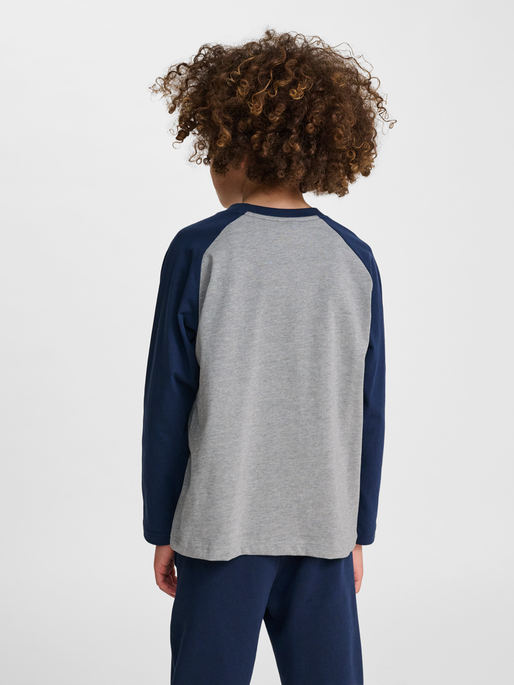 hmlJR RAGLAN LOOSE T-SHIRT L/S BEE, DRESS BLUES, model