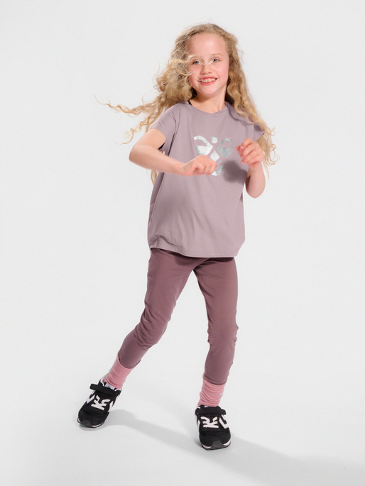 hmlDIEZ T-SHIRT S/S, QUAIL, model