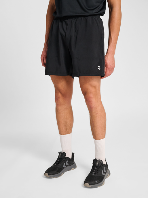 hmlPULSE WORKOUT SHORTS, BLACK, model